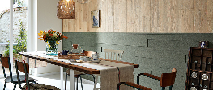 Moderner Essbereich mit holzverkleideten Wänden und stilvollen Wandpaneelen
